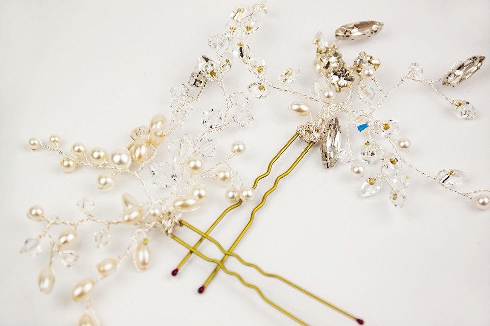 Close up of Leah bridal hairpins